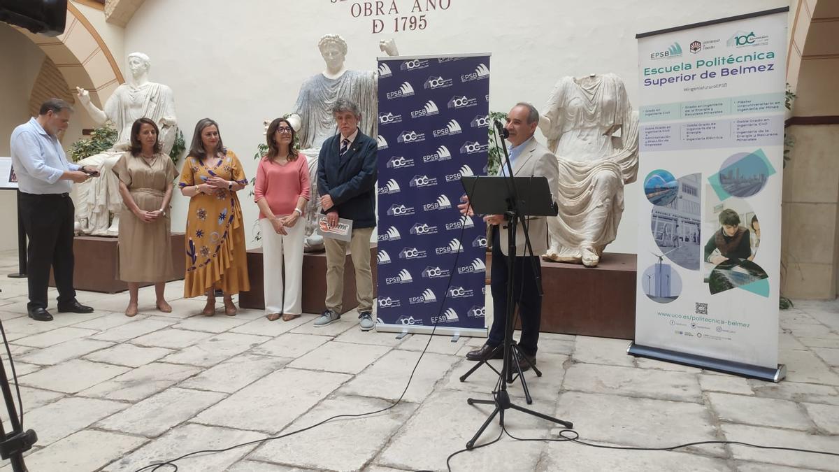 Autoridades locales y representantes de la Politécnica de Belmez, en el acto inaugural de la exposición.