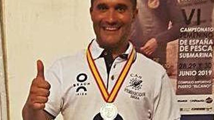 Óscar Cervantes, feliz con la medalla de plata.