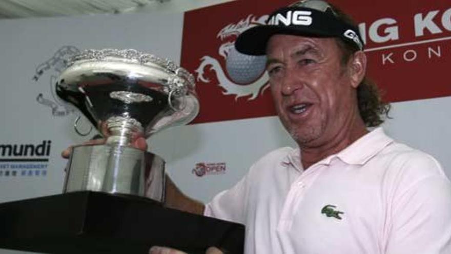 Miguel Ángel Jiménez, con el trofeo de ganador