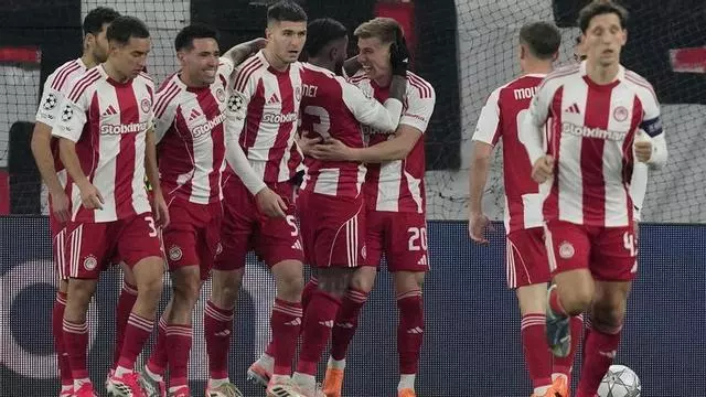 ¡Costinha aprovecha el córner y abre el marcador!