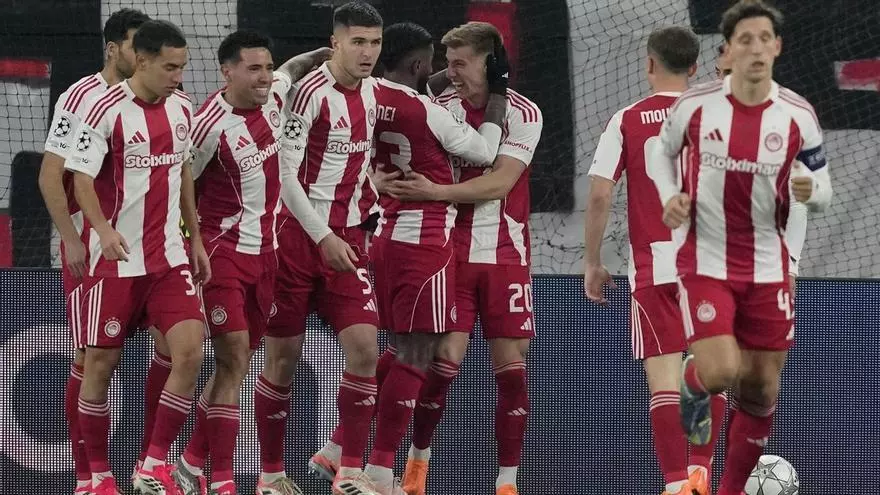 ¡Costinha aprovecha el córner y abre el marcador!