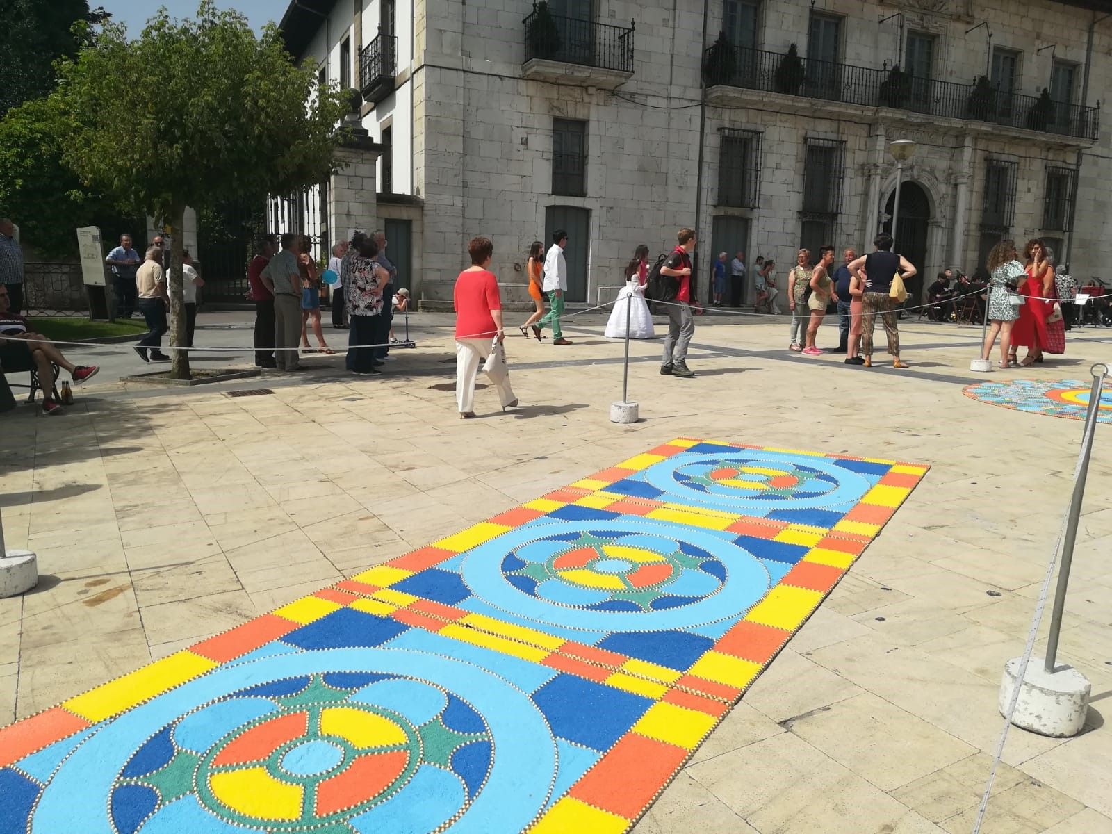 Pravia disfruta el Corpus y se llena de color con las alfombras ornamentales