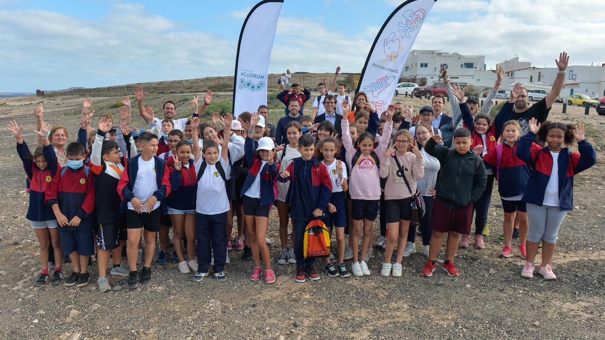 Los 45 alumnos de primaria del Saulo Turón que ayudaron en la recogida del litoral teldense.