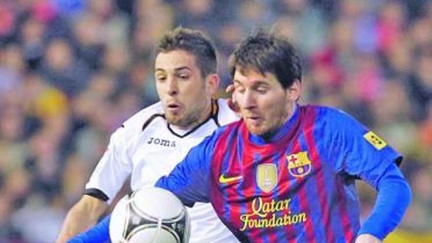 El valencianista Jordi Alba corta un avance de Messi. reuters
