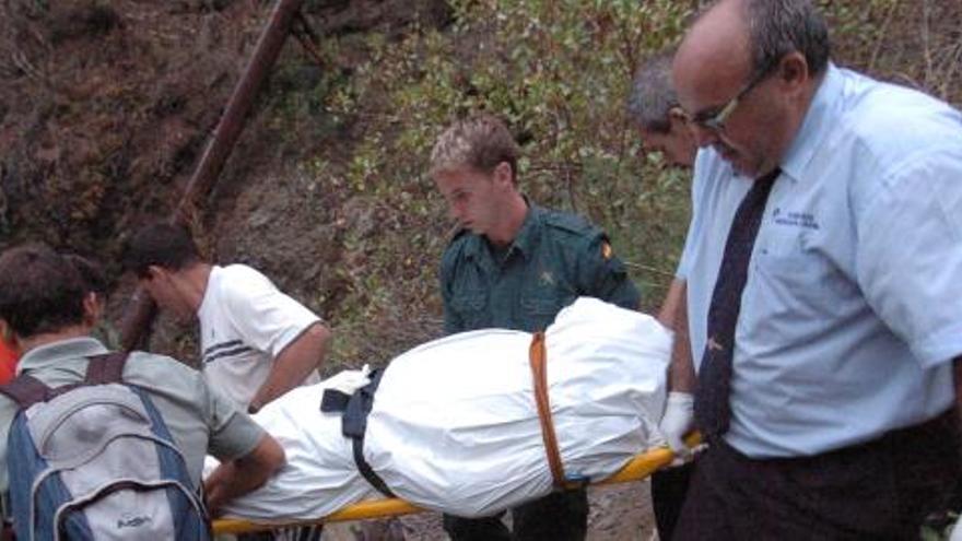 Recuperan un cadáver en el barranco de Azuaje