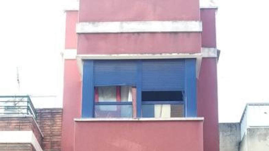 Imagen de la fachada de la vivienda siniestrada en la avenida Josep Margantoni. | LEVANTE-EMV