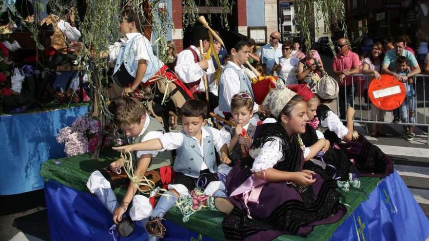 Una de las carrozas participantes en el desfile de La Peruyal, el domingo, en Arriondas.