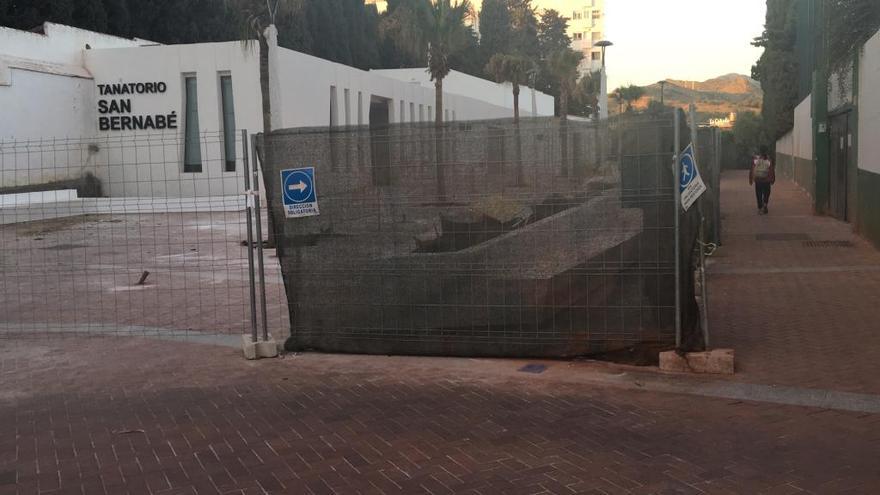 Imagen de la calle que da acceso al tanatorio de San Bernabé.