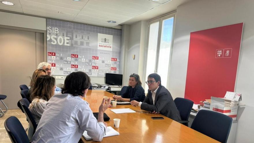 La izquierda exige al PP que retire la enmienda "que pone una alfombra roja a las grandes superficies mientras perjudica al pequeño comercio"