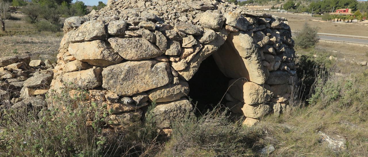 Uno de los refugios de piedra seca del término rural de Monóvar.