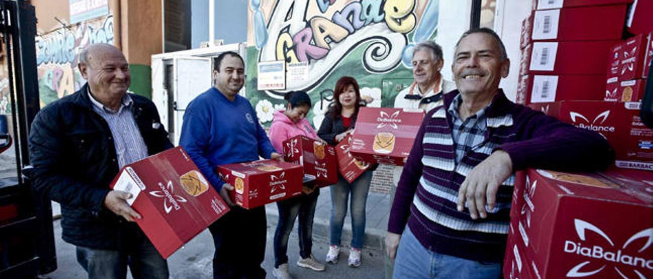 Voluntarios del dispensario de alimentos descargando un camión.