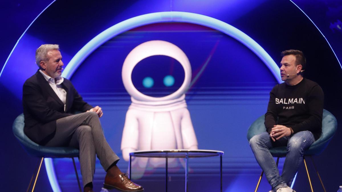Jorge Azcón durante la charla con José Elías.