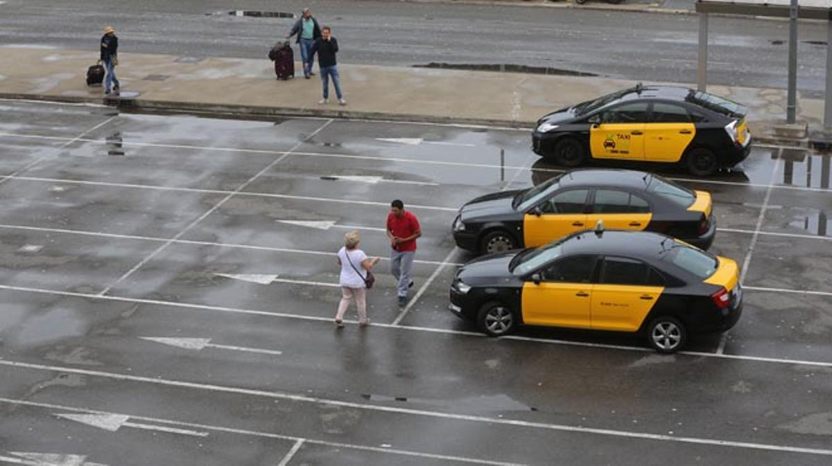 El sector del taxi uneix forces en la vaga més gran de la seva història