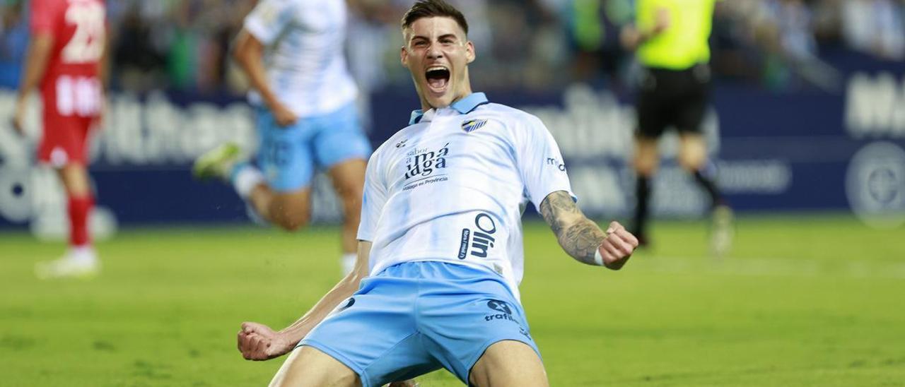 El cordobés Roberto celebra un gol con el Málaga.