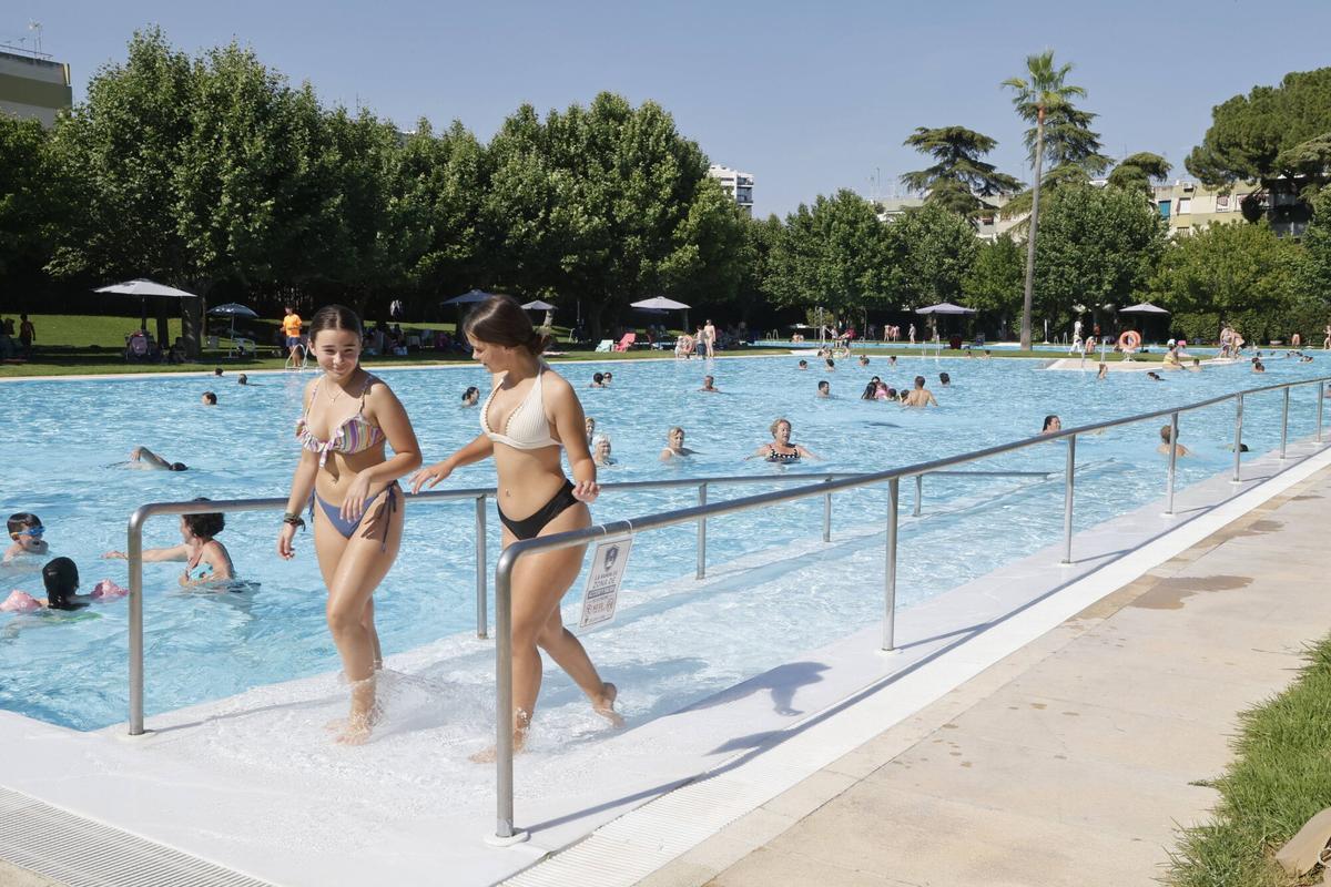 Decenas de cordobeses desafían al calor con el primer chapuzón del año