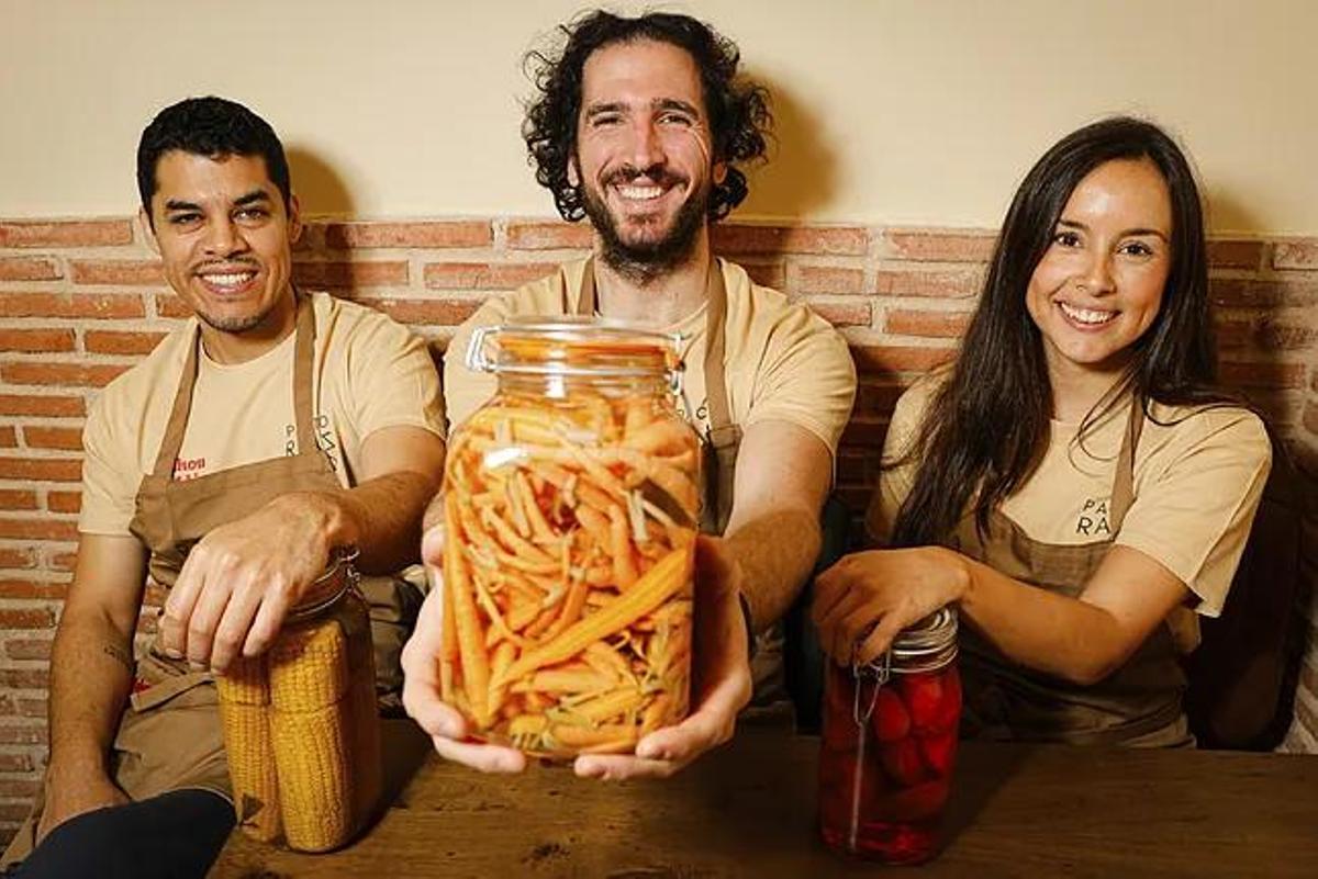 De izda a dcha: André Chumbe, Álex Marugán y Rocío Martínez, en el nuevo restaurante Pacto Raíz