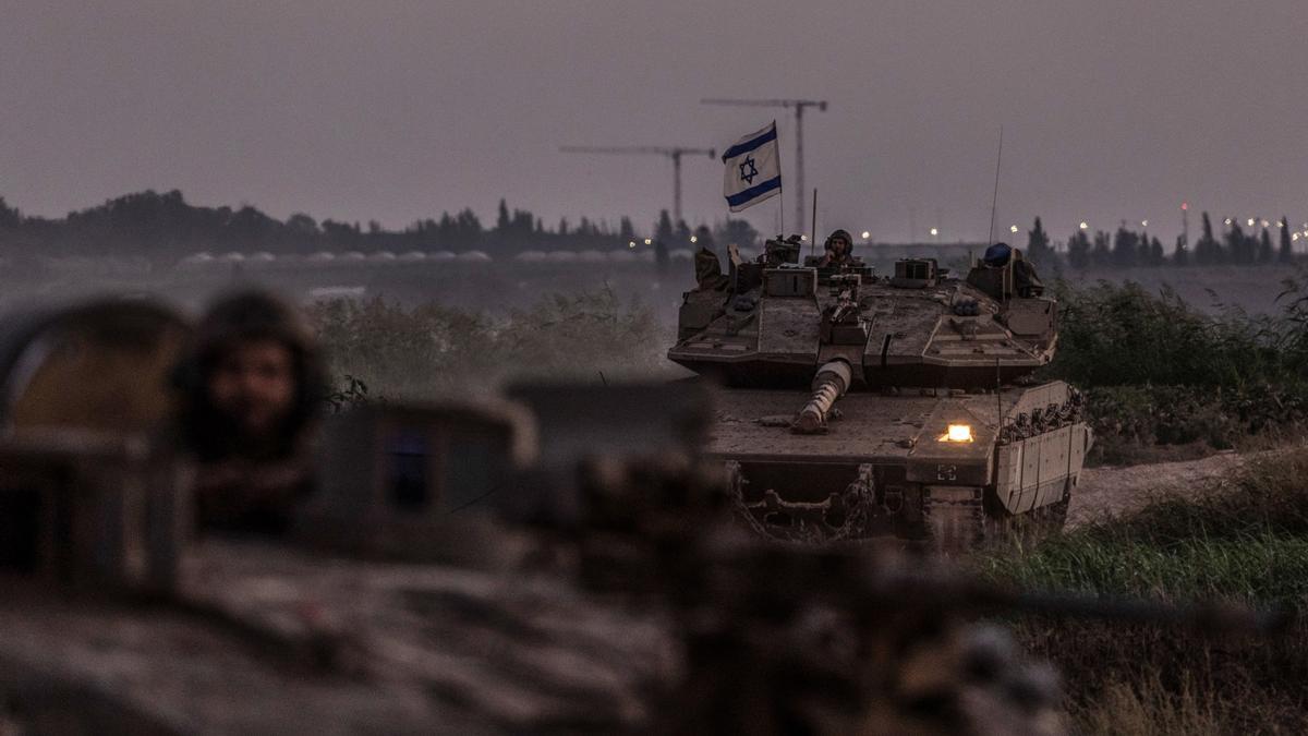 Militares israelíes en tanques cerca de la frontera con la Franja de Gaza.