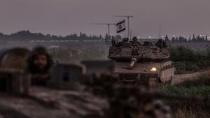 Militares israelíes en tanques cerca de la frontera con la Franja de Gaza