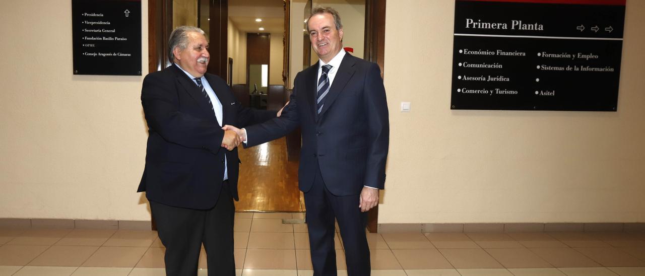 Jorge Villarroya (derecha) se da la mano con Manuel Teruel, presidente saliente de la Cámara de Comercio, ayer.