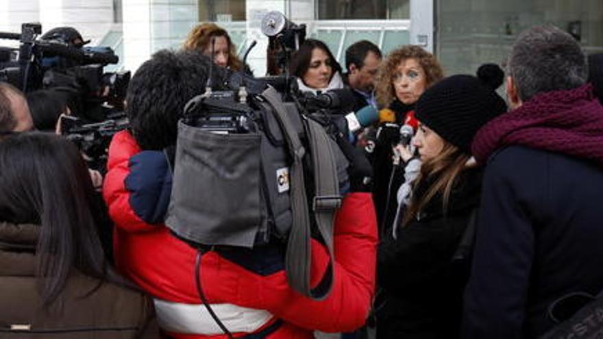 L&#039;advocada Montse Torres atenent els mitjans.