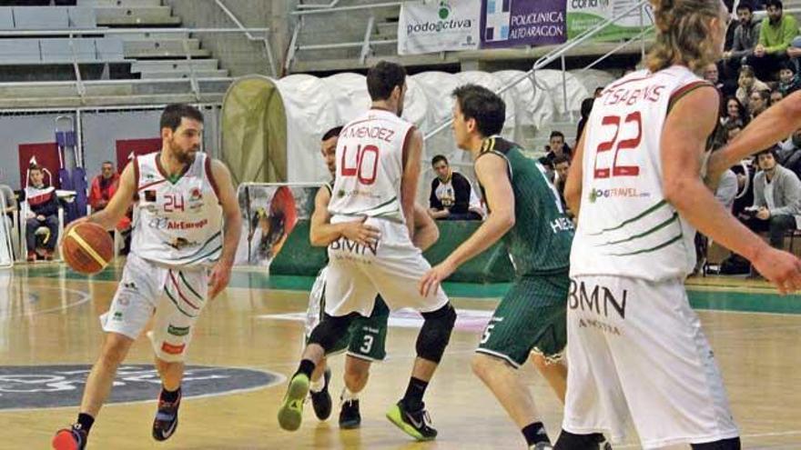 Mikel Úriz bota la pelota durante el partido del pasado domingo en Huesca.