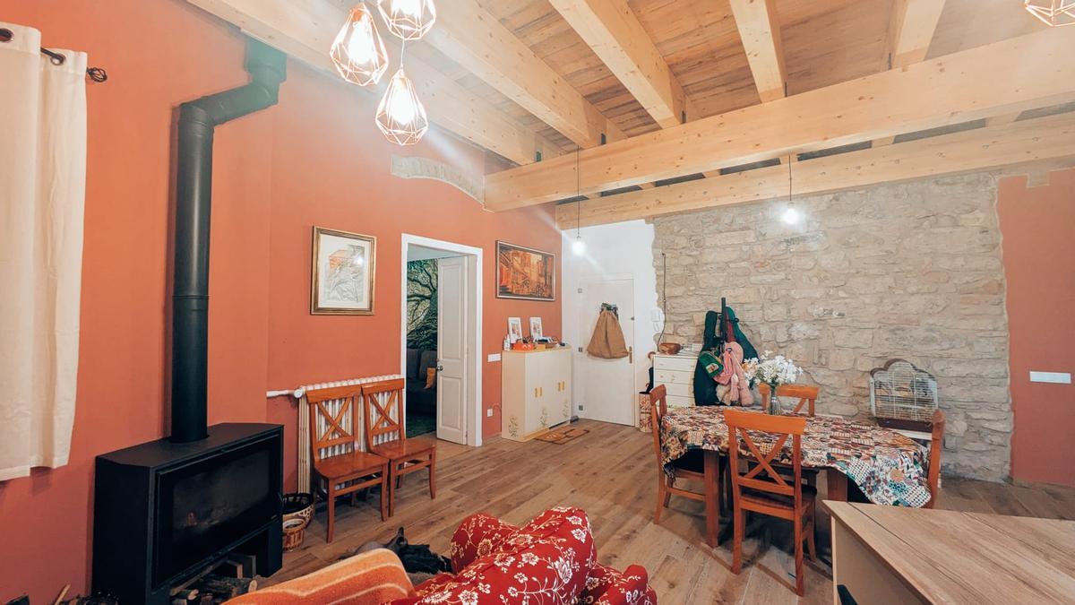 La sala llar mostra una de les parets de pedra que s'han deixat a la vista