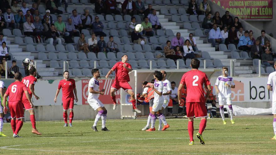 Un lance del encuentro de ayer en el que los lorquinistas y el Jaén no pasaron del empate sin goles.