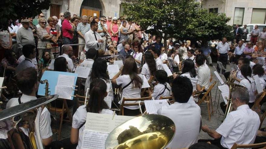 Banda de Müsica Belas Artes delante de la ex colegiata de Cangas // Santos Álvarez