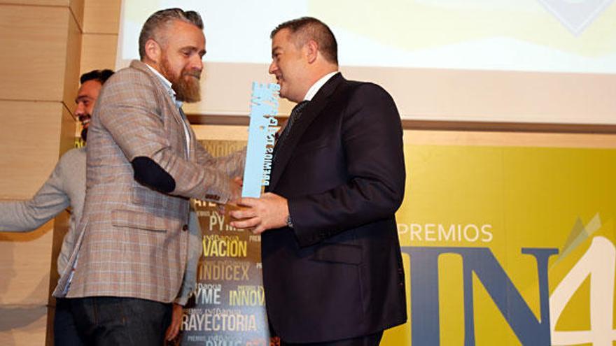 José Miguel Piñero, de El Taller de Piñero, recoge el premio a la Mejor Pyme que le entrega Jaime Casas, director Territorial de Bankia en Alicante, Murcia y Baleares.