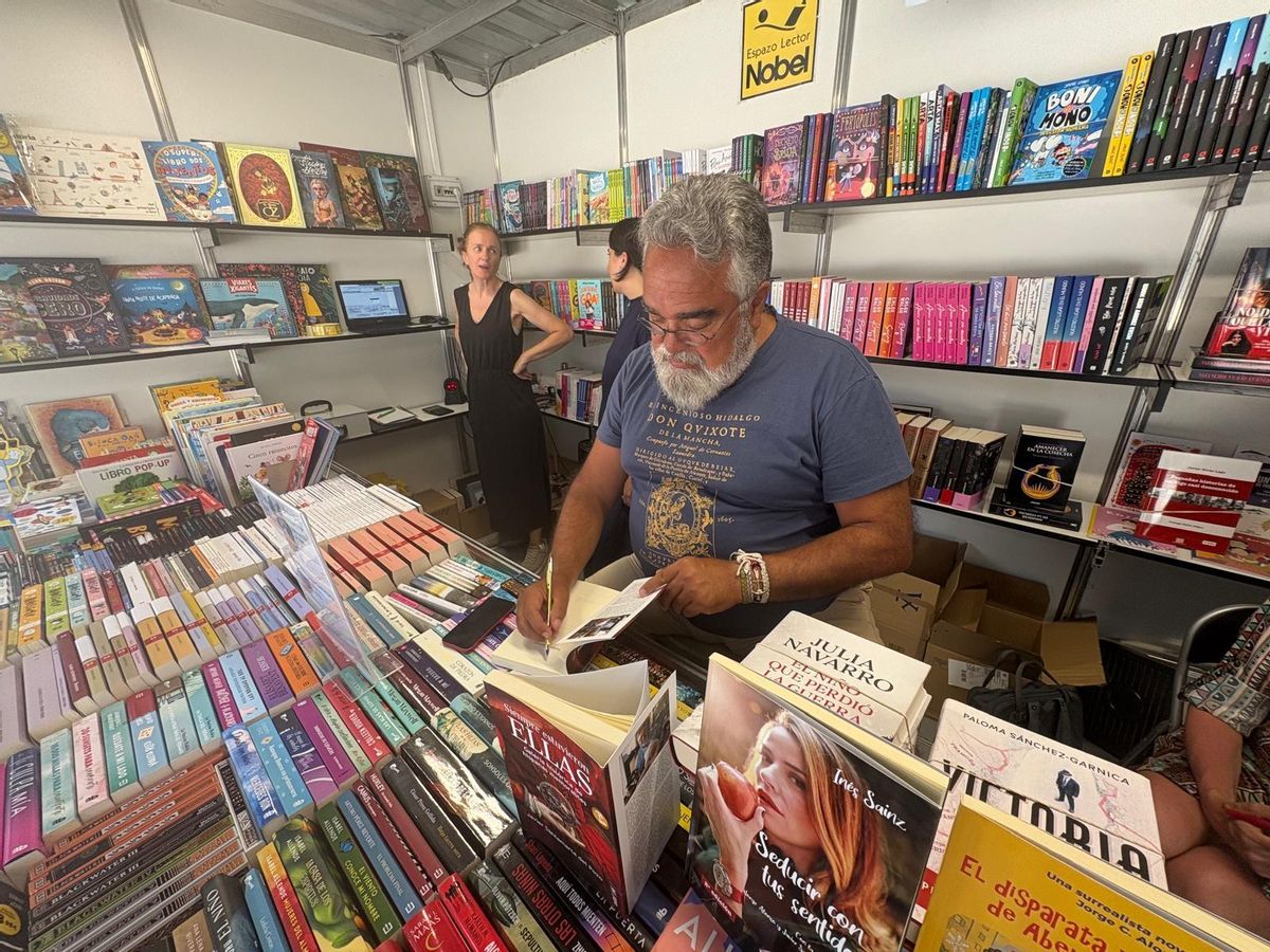 Javier Santamarta, firmando ejemplares en la reciente Feria del Libro de Vigo.