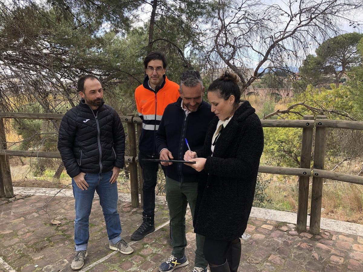 La alcaldesa, Merche Galí, se ha desplazado hasta el paraje junto a los técnicos para certificar el arranque de los trabajos del mirador de Santa Quitèria.