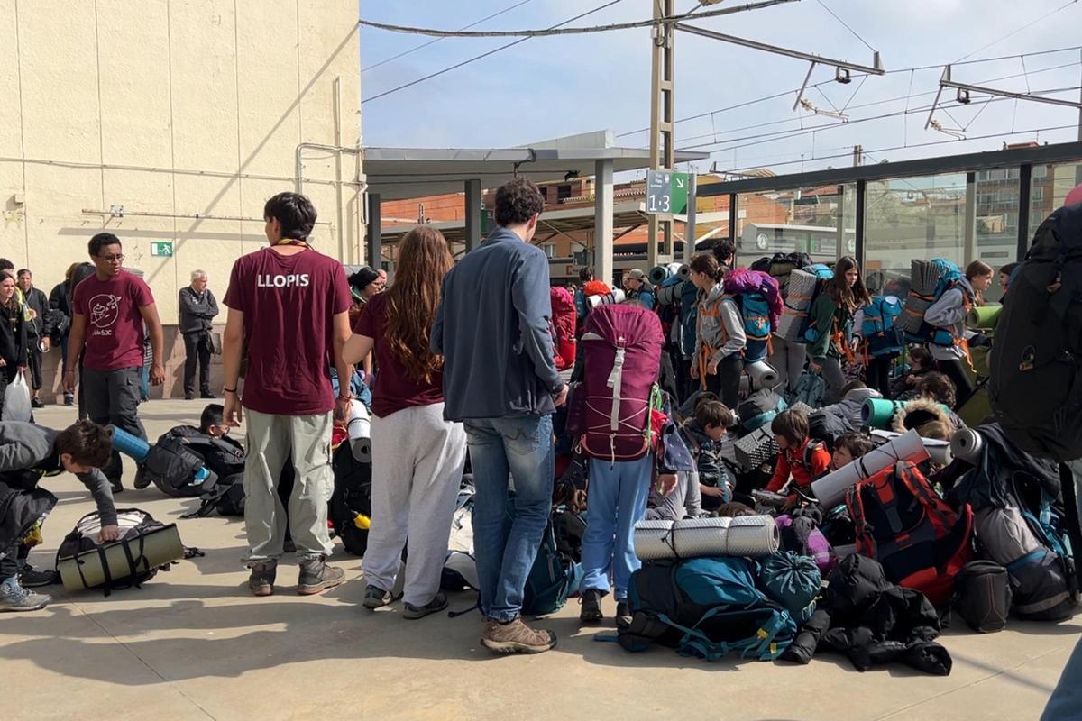 Decenas de pasajeros se acumulan en la estación de Figueres por el inicio del corte ferroviario en la R11 hasta Portbou