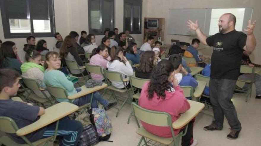 Gago, ayer, impartiendo su charla en el instituto cruceño.  // Bernabé/Gutier