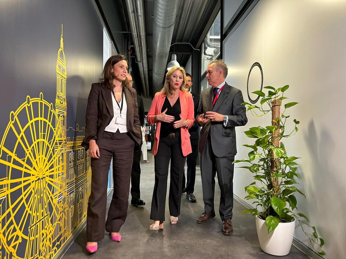 Carolina España, durante su visita a una empresa del parque Málaga TechPark.