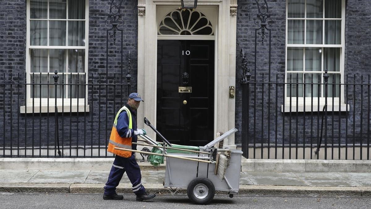 Un limpiador de calles afuera de 10 Downing Street en Londres miércoles 31 de julio de 2019