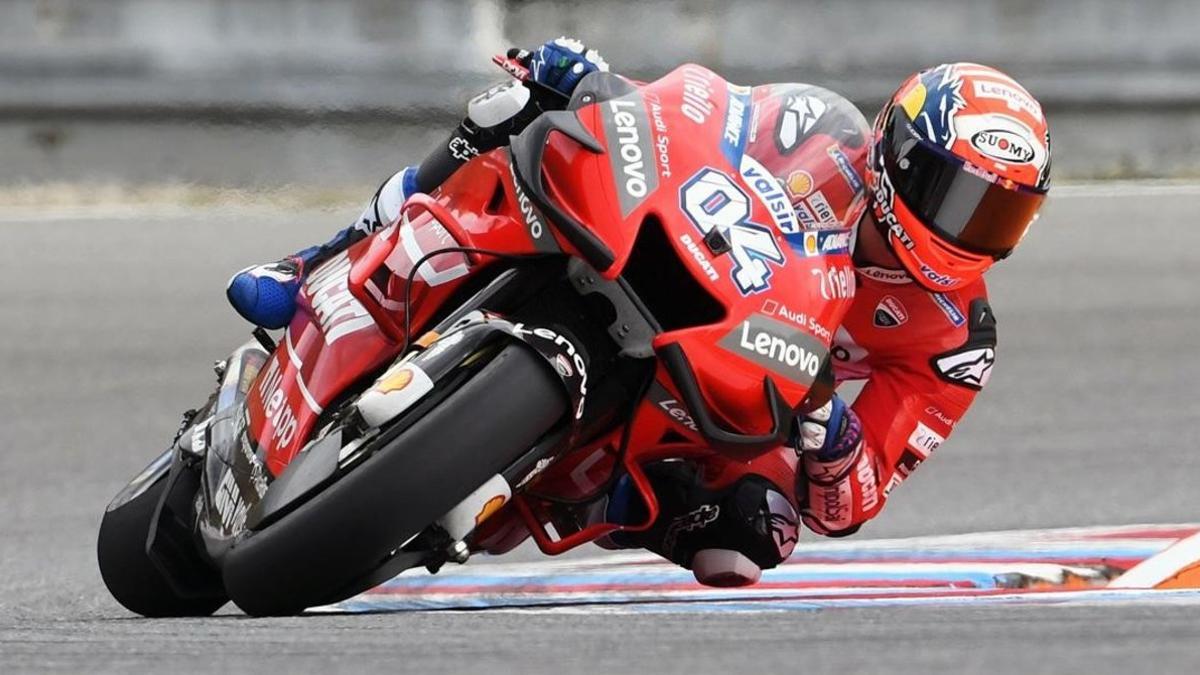 El italiano Andrea Dovizioso (Ducati), en los entrenamientos de hoy en el circuito checo de Brno.