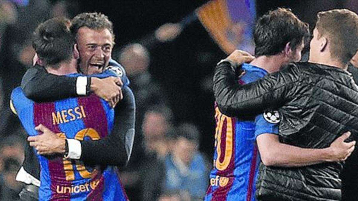 Luis Enrique y Messi se abrazan tras la victoria ante el PSG. A la derecha, Sergi Roberto y Robert Moreno, uno de los ayudantes del técnico.