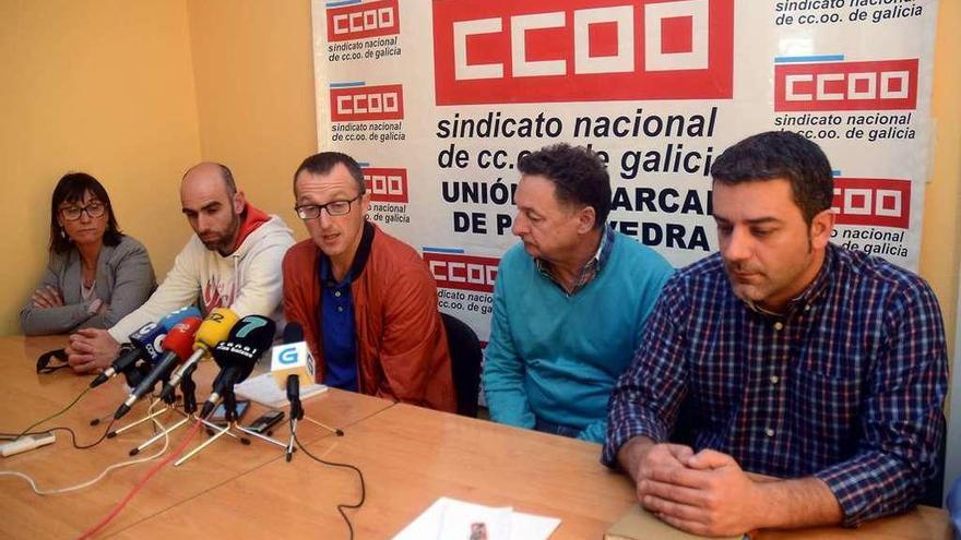 Los trabajadores ofrecieron ayer una rueda de prensa en la sede de CC OO en Pontevedra. // Rafa Vázquez
