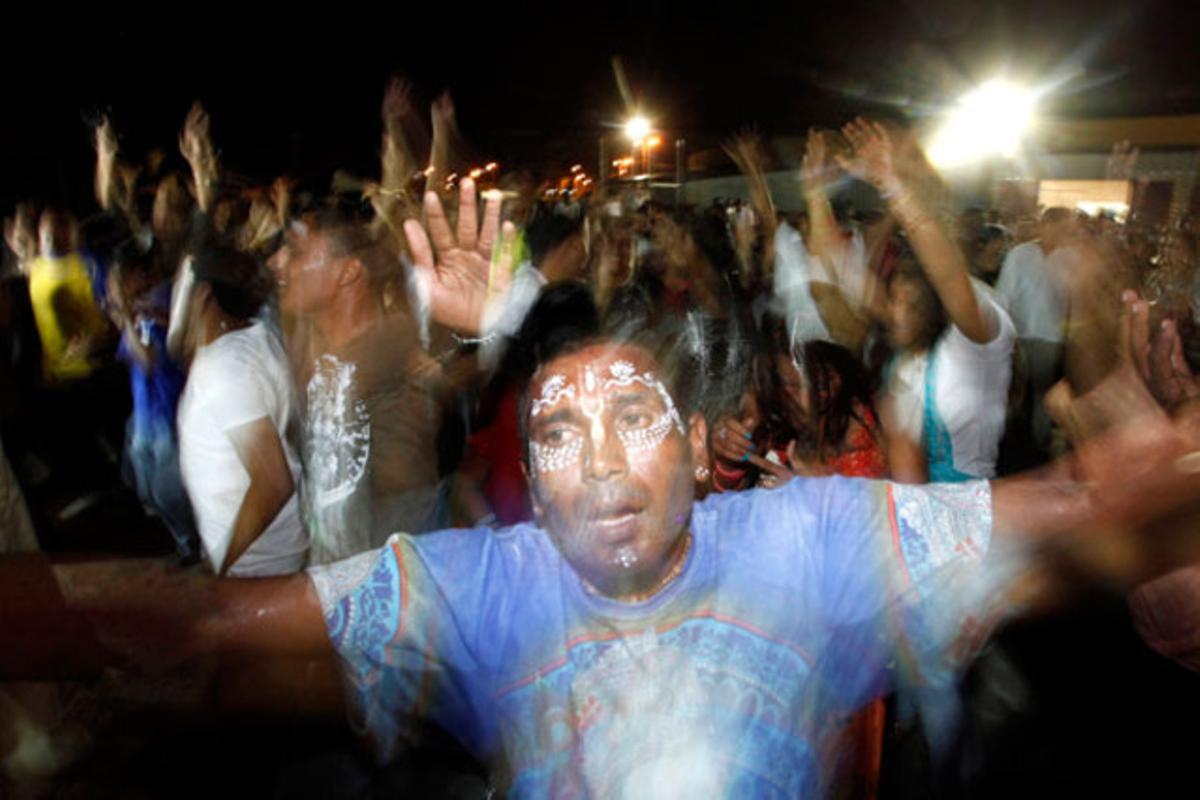Membres de Hare Krixna ballen en l’última nit dels actes culturals organitzats pel Consell Nacional de Cultura de l’Índia al Divali Nagar, a Chaguanas.