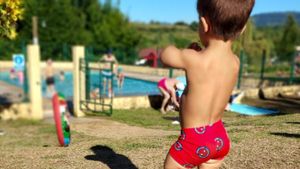 Un niño con acondroplasia.