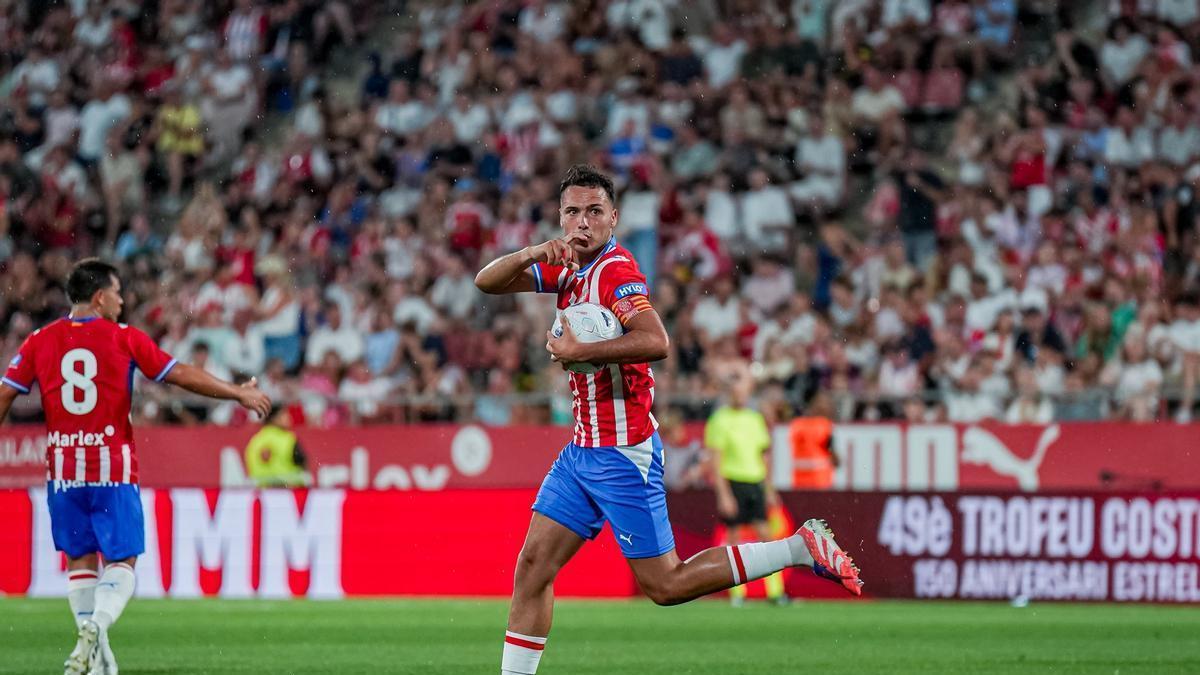Arnau Martínez, celebrant el gol que va marcar dissabte contra l’Arsenal.