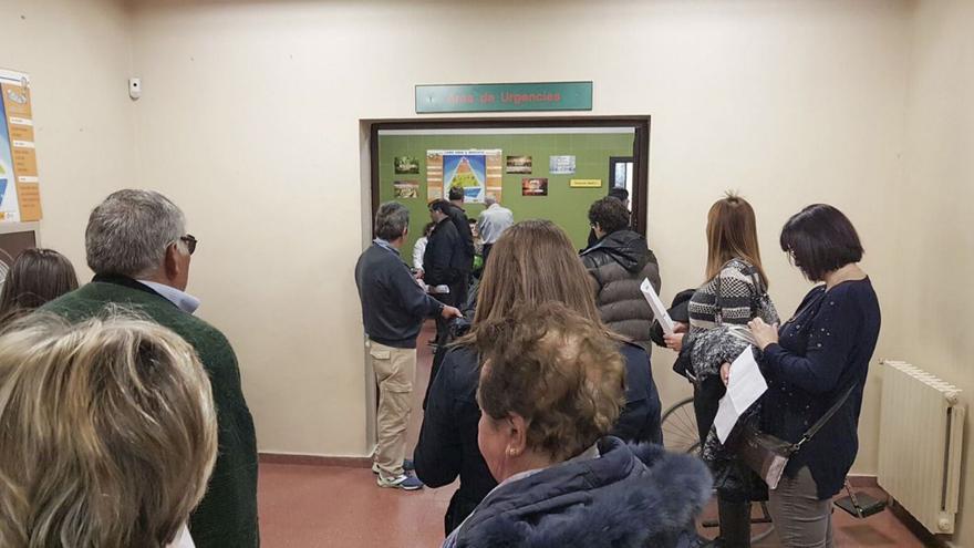 Paciente esperando a realizarse una prueba analítica en el Centro de Salud Benavente Sur.