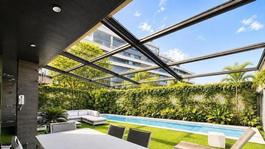 El adosado de lujo a la venta junto al Corredor Verde de Zaragoza que esconde una bodega de casi 100 metros y jardín privado