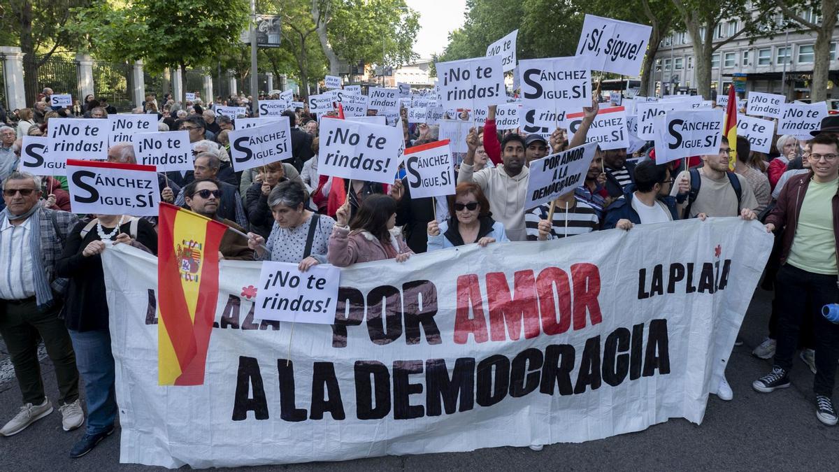 Decenas de personas durante una manifestación en apoyo a Pedro Sánchez, hoy 28 de abril de 2024, en Madrid. La manifestación se ha convocado bajo el lema ‘Sus chantajes, sus bulos y su mafia no pueden contra la democracia y contra el pueblo’