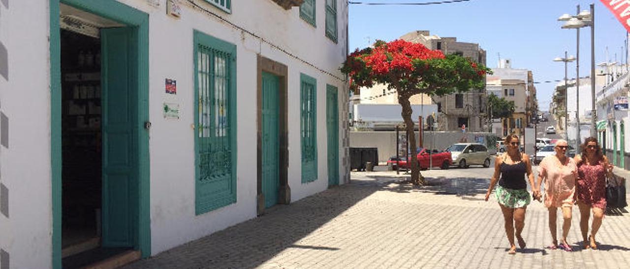 Farmacia de Jesús Manuel Tenorio Hernández, de guardia, ayer, en la Calle Real de Arrecife.