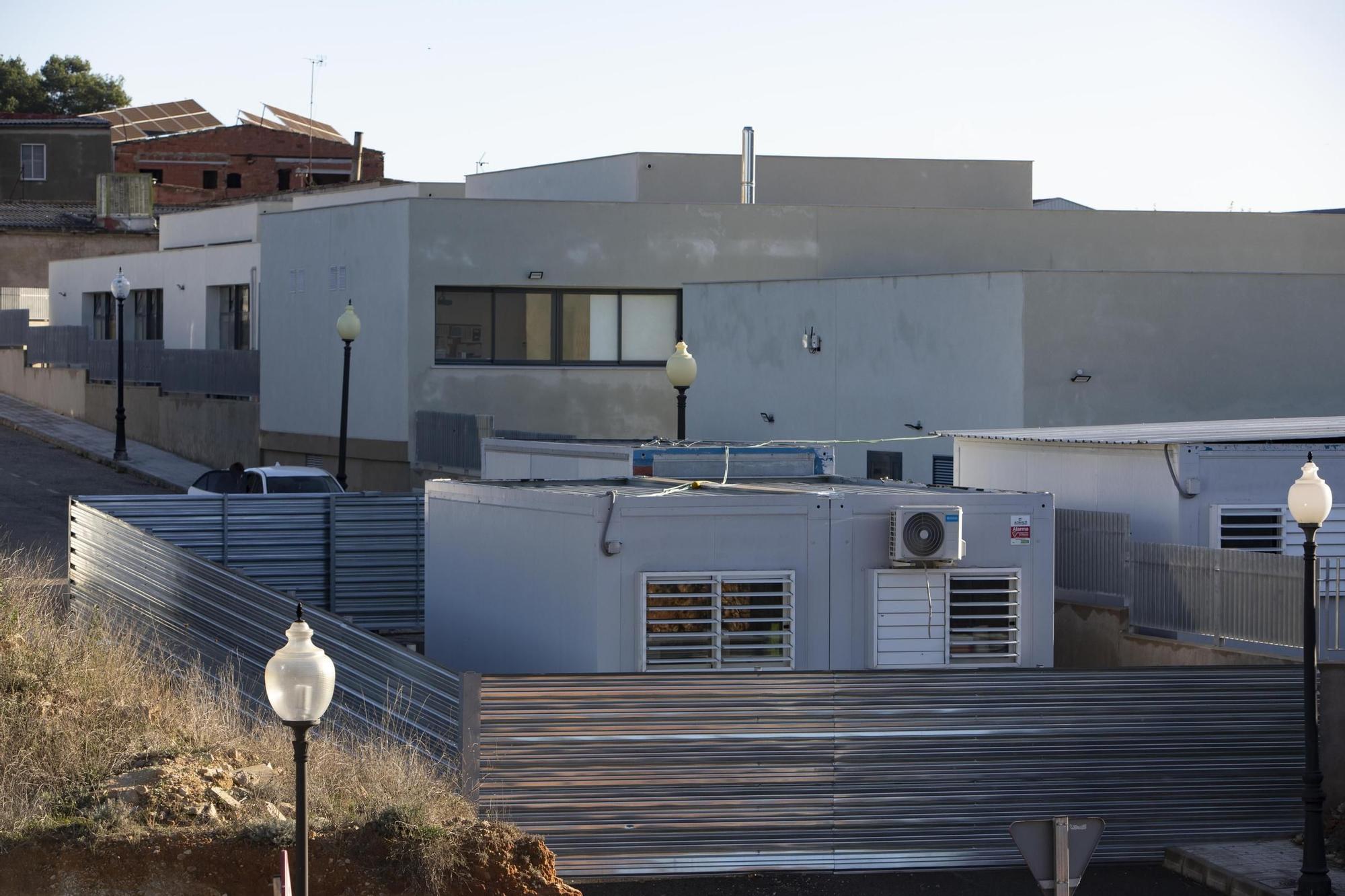 Protesta a las puertas del CEIP Lluís Vives de Bocairent por la paralización de las obras.