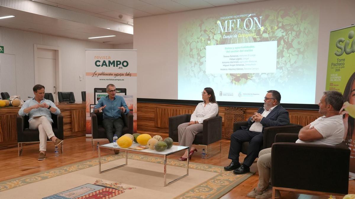 Felipe López (segundo izqda.) y Miguel Ángel Jiménez (cuarto izqda.) en un momento de la mesa debate sobre el sector del melón.