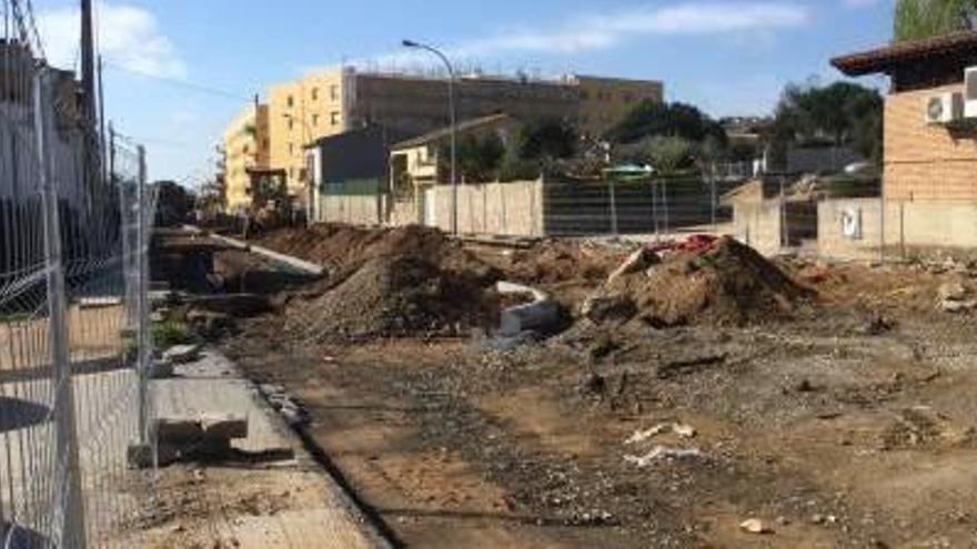 El carrer Carrilet, aixecat per les obres.