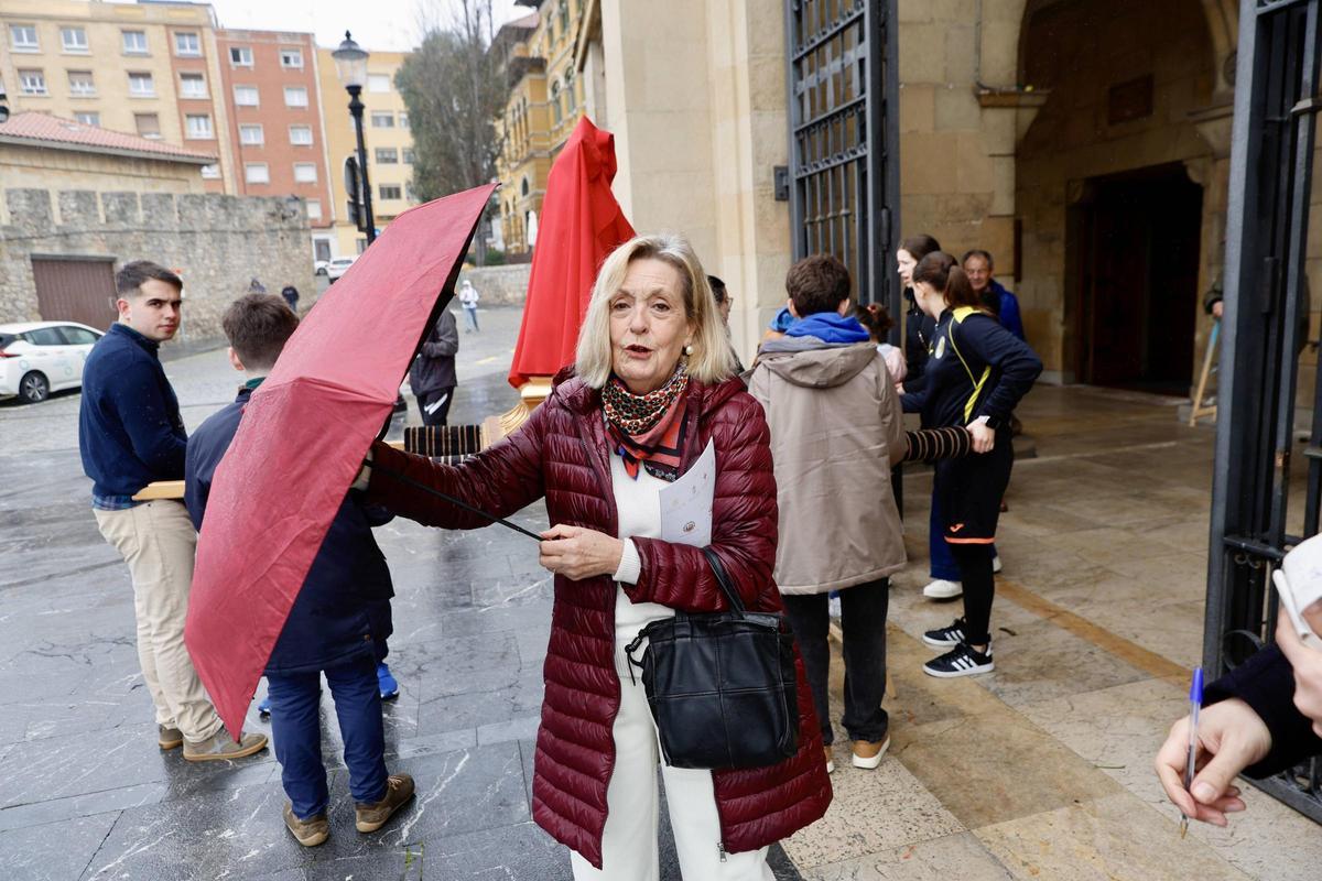 Consuelo García Castaño, a las puertas del templo.