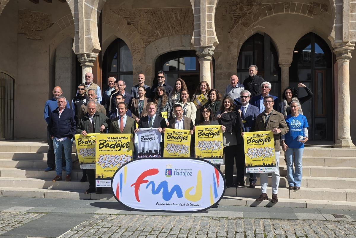 Colaboradores y patrocinadores de la Maratón este jueves en la presentación.